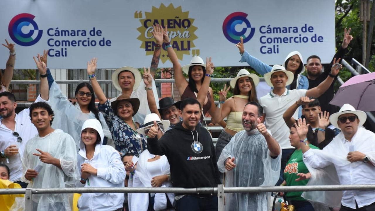 La lluvia no fue un impedimento para dar inicio a la Feria de Cali. Así se gozan los caleños el Salsodromo.