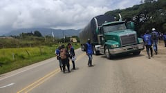 El bloqueo en el corredor Popayán–Cali continúa como medida de presión para que se atiendan las demandas relacionadas con la designación de maestros en instituciones educativas de comunidades indígenas del departamento del Cauca.