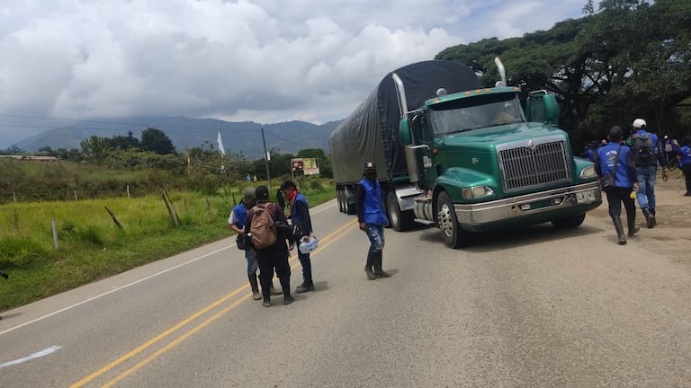 El bloqueo en el corredor Popayán–Cali continúa como medida de presión para que se atiendan las demandas relacionadas con la designación de maestros en instituciones educativas de comunidades indígenas del departamento del Cauca.