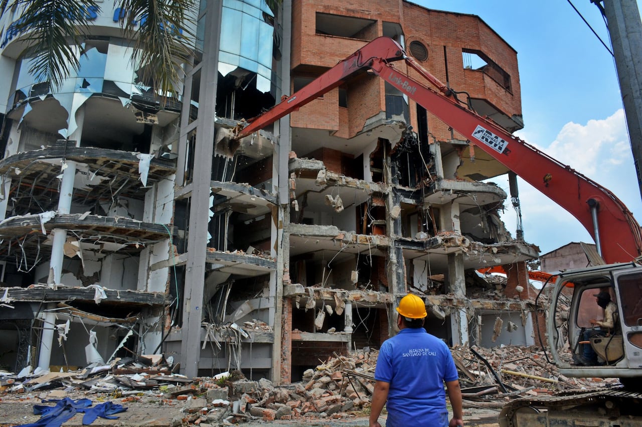 La demolición de las edificaciones afectadas es uno de los pasos previos a la reconstrucción de Cali. Según el Secretario de Gestión del Riesgo de Emergencias y Desastres de Cali, existen entre tres y cinco frentes de trabajo y se espera ampliar esta capacidad en las próximas semanas.