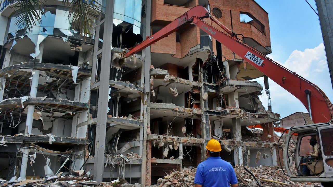 La demolición de las edificaciones afectadas es uno de los pasos previos a la reconstrucción de Cali. Según el Secretario de Gestión del Riesgo de Emergencias y Desastres de Cali, existen entre tres y cinco frentes de trabajo y se espera ampliar esta capacidad en las próximas semanas.