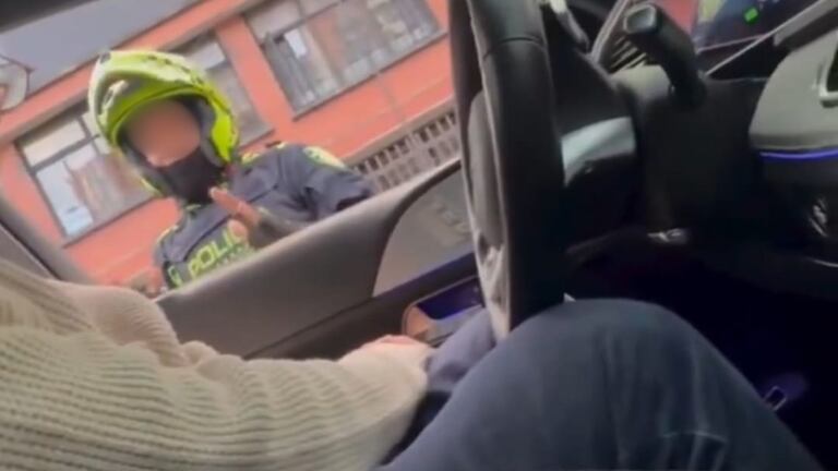 Dos policías son investigados tras la denuncia de un conductor que aseguró haber entregado $800.000 para evitar la inmovilización de su vehículo.