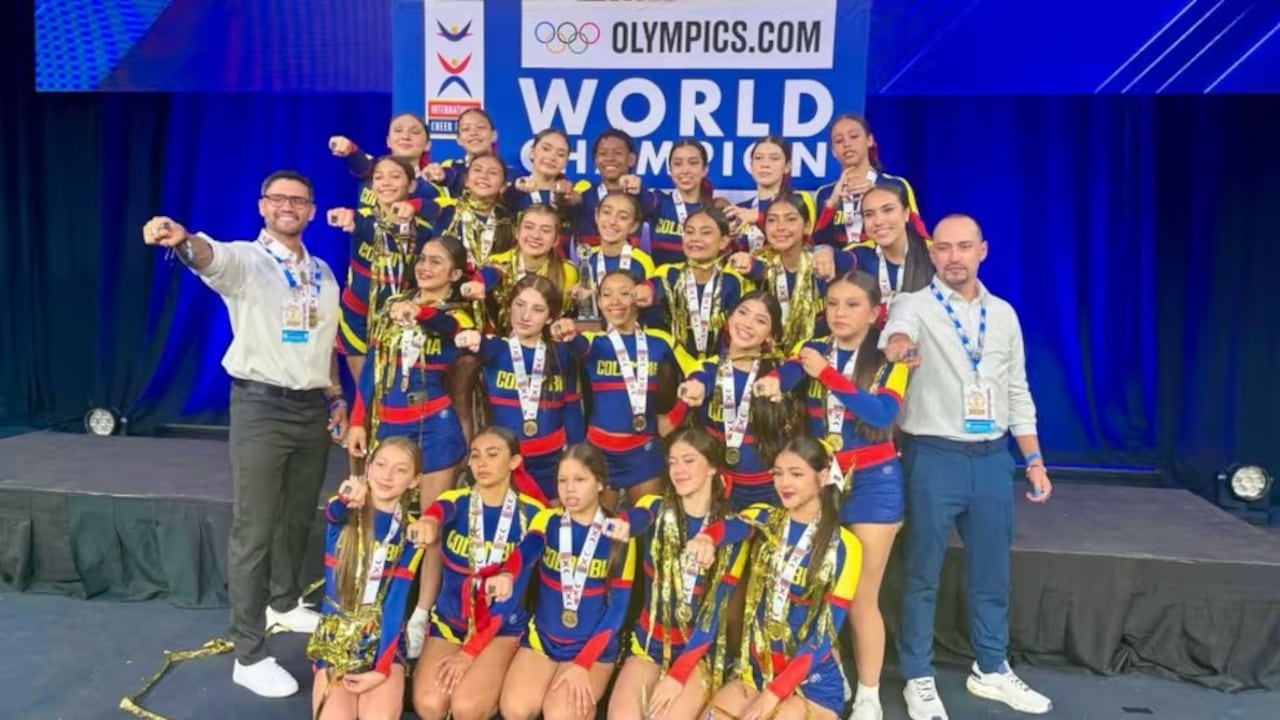 El equipo Youth Coed Median de Colombia celebra en el podio del ESPN Wide World of Sports tras consagrarse campeones mundiales de porrismo en Estados Unidos."