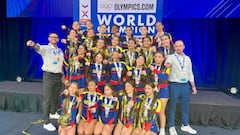 El equipo Youth Coed Median de Colombia celebra en el podio del ESPN Wide World of Sports tras consagrarse campeones mundiales de porrismo en Estados Unidos."