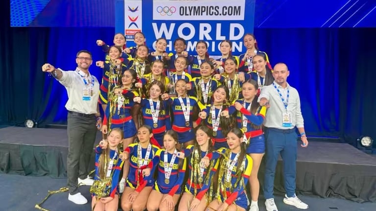 El equipo Youth Coed Median de Colombia celebra en el podio del ESPN Wide World of Sports tras consagrarse campeones mundiales de porrismo en Estados Unidos."