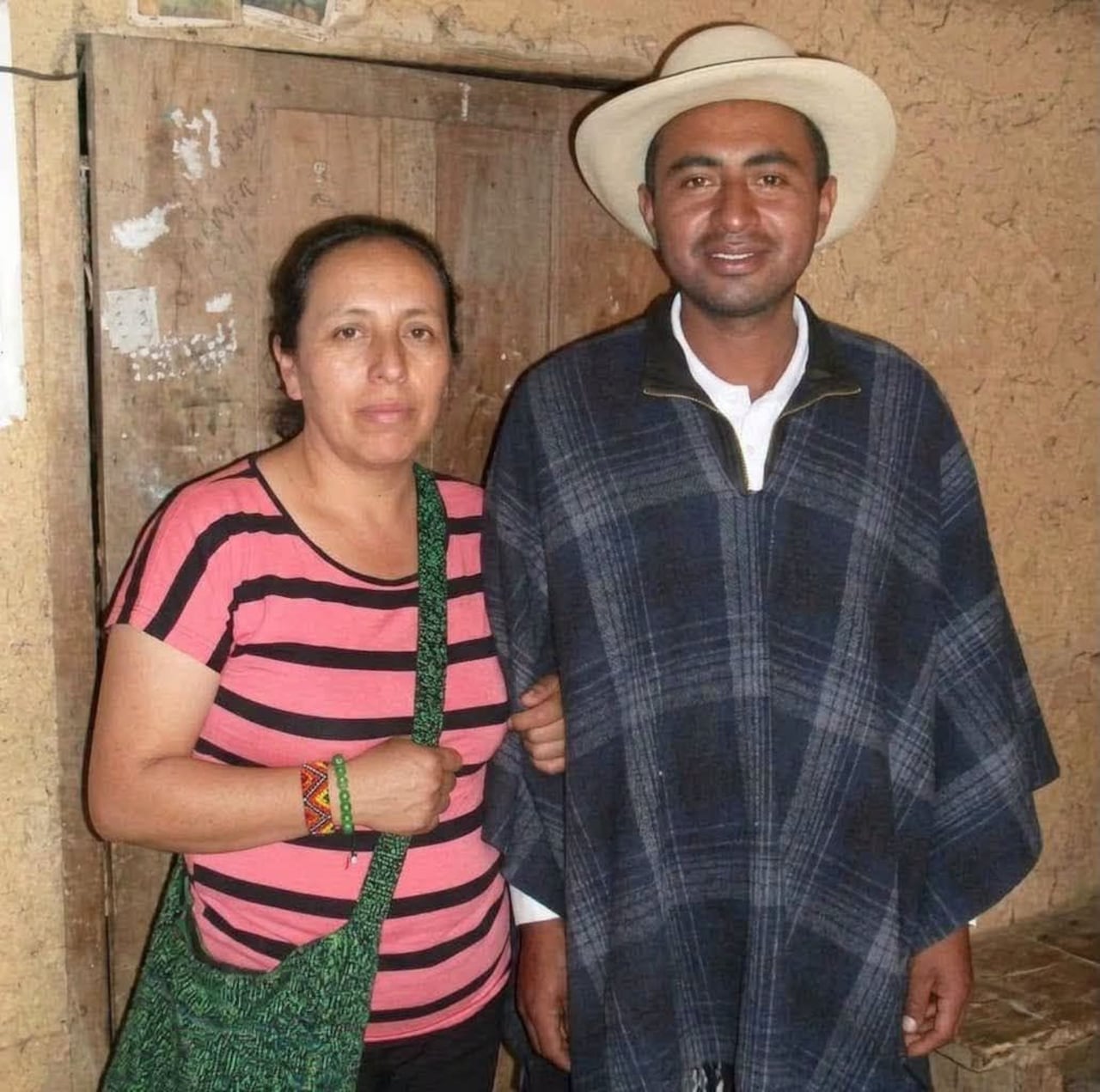 A las afueras de Medicina Legal, familiares y amigos, se reunieron esta noche para acompañar, con velas encendidas, la memoria de María Ovidia Palechor y James Flor, líderes sociales y comunitarios de Cajibío, Cauca.