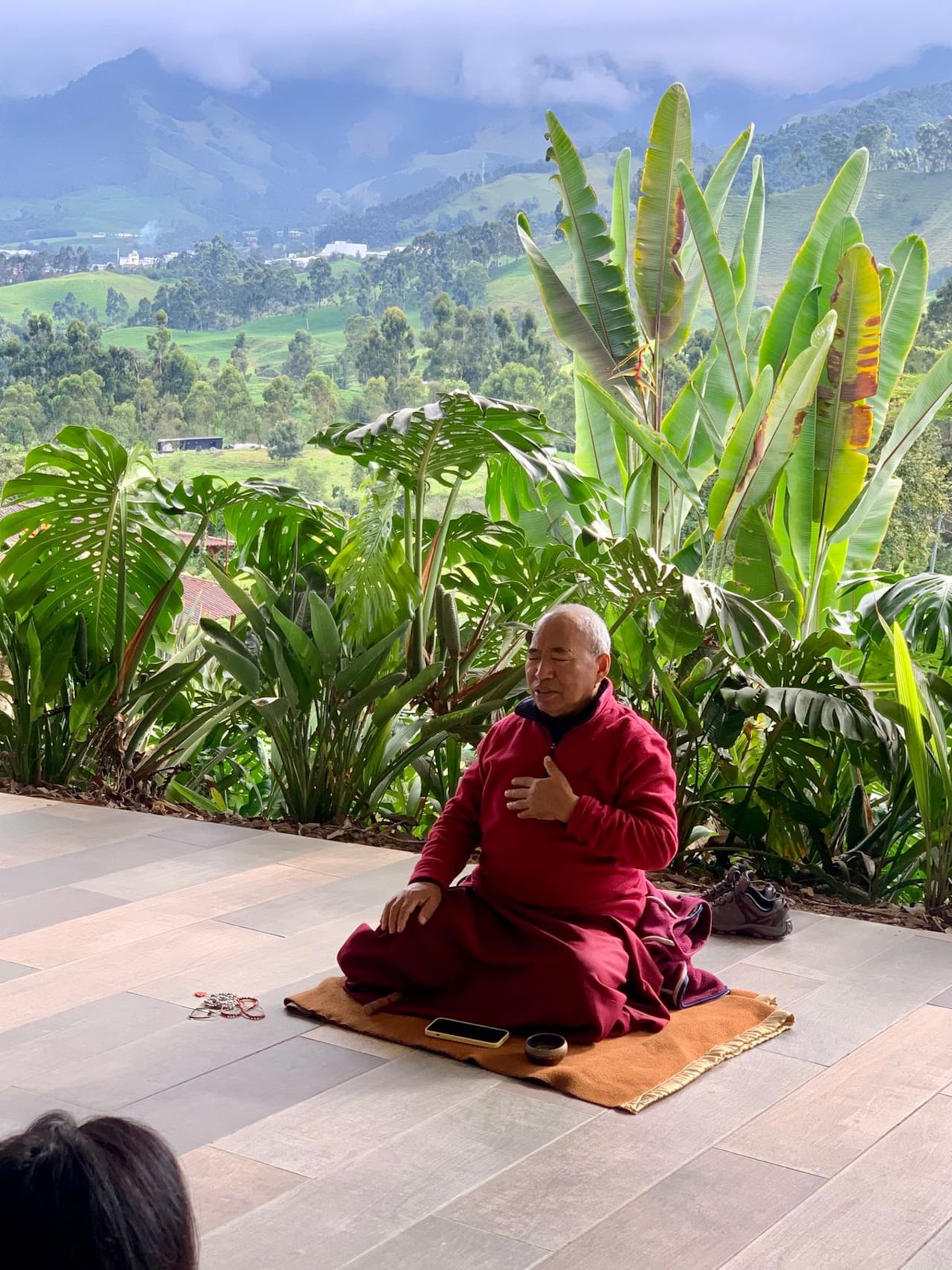 Meditación grupal guiada por Lama Khenpo Phuntsok Tenzin Rinpoché, originariio de India.