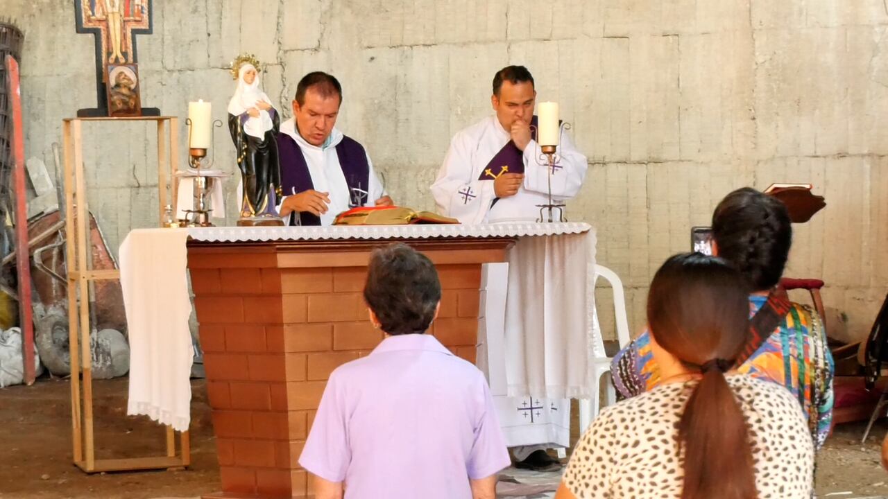 Las eucaristías se han convertido en un punto de encuentro en el que los habitantes de este barrio han recuperado la moral y la esperanza, pues buscan que sus condiciones de vida mejoren en un futuro.