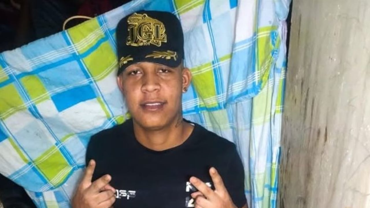 Autoridades y personal judicial acordonan la zona céntrica de Puerto Tejada, frente a las instalaciones del Inpec tras el ataque sicarial que cobró la vida de un joven de 23 años a plena luz del día.