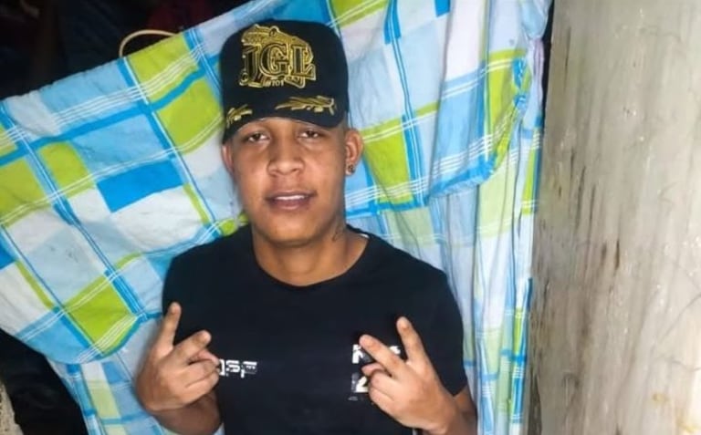 Autoridades y personal judicial acordonan la zona céntrica de Puerto Tejada, frente a las instalaciones del Inpec tras el ataque sicarial que cobró la vida de un joven de 23 años a plena luz del día.