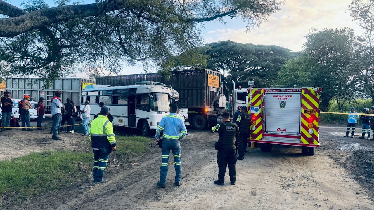 Accidente de tránsito en la vía Palmira–Amaime. Se observa colisión entre un bus y un tren cañero.