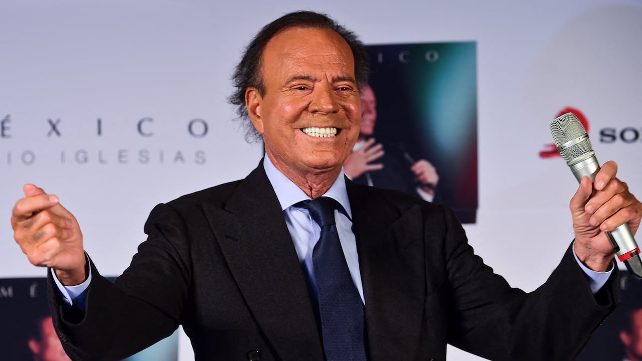 El cantante español Julio Iglesias hace un gesto durante una conferencia de prensa en la Ciudad de México, el 23 de septiembre de 2015.