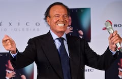 El cantante español Julio Iglesias hace un gesto durante una conferencia de prensa en la Ciudad de México, el 23 de septiembre de 2015.