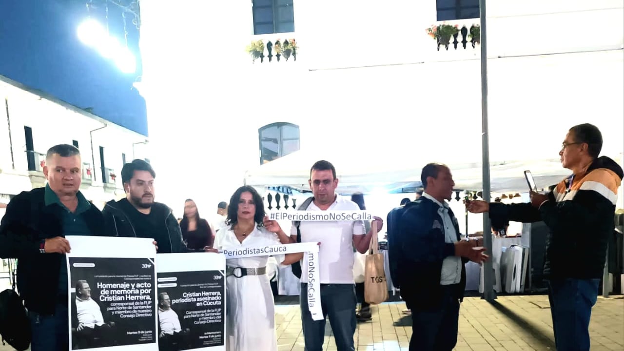 Comunicadores y ciudadanos se congregaron en el parque Caldas de Popayán para rechazar el asesinato del periodista Cristian Herrera y exigir garantías para el ejercicio de la prensa en Colombia.