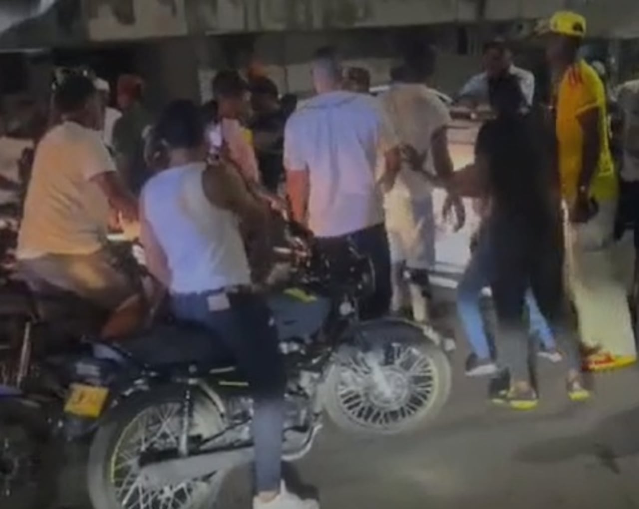 Mientras se presentaban los disturbios en el centro de Puerto Tejada, la Policía también atendió enfrentamientos entre pandillas en varios barrios del oriente del municipio para evitar nuevos hechos de violencia.