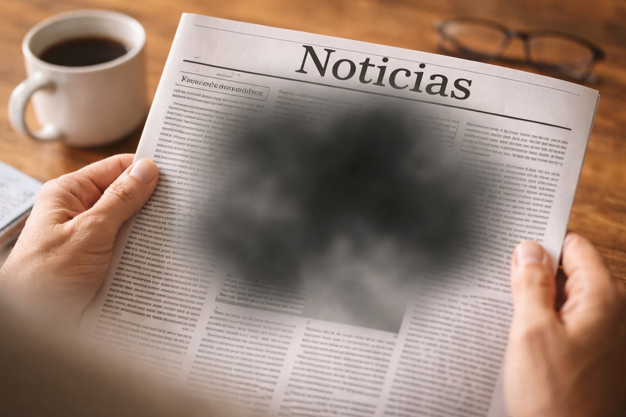 Simulación de la degeneración macular relacionada con la edad (DMRE): la enfermedad afecta la visión central, generando manchas o zonas borrosas que dificultan leer y reconocer rostros.