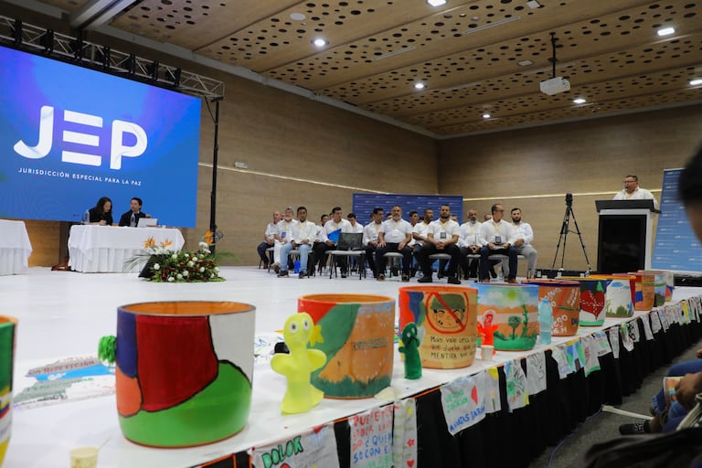 Con esta remisión, el subcaso pasa al Tribunal para la Paz, donde inicia la etapa de juicio que culminará con la sentencia y la imposición de Sanciones Propias