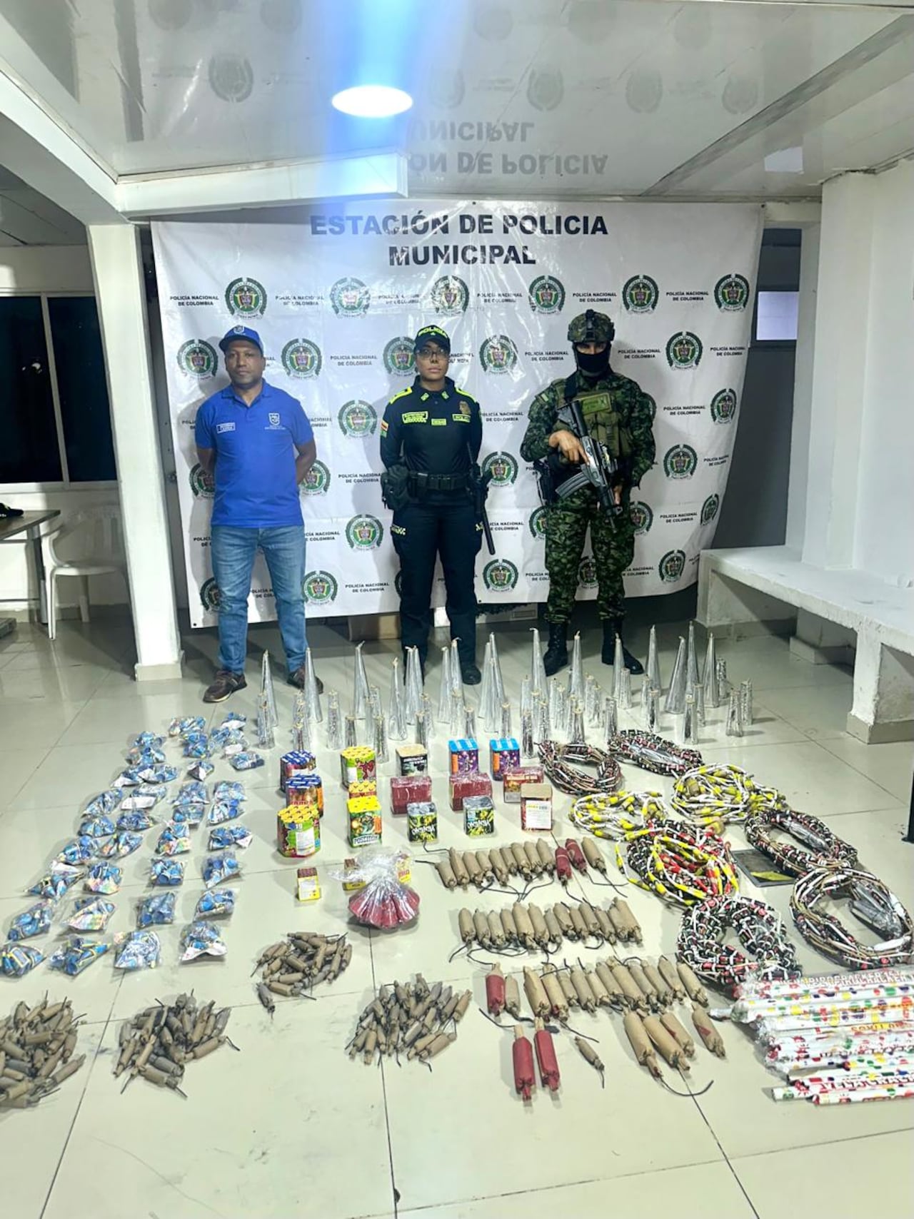 Tumbarranchos, culebras, volcanes y voladores hicieron parte del material hallado en los controles policiales.