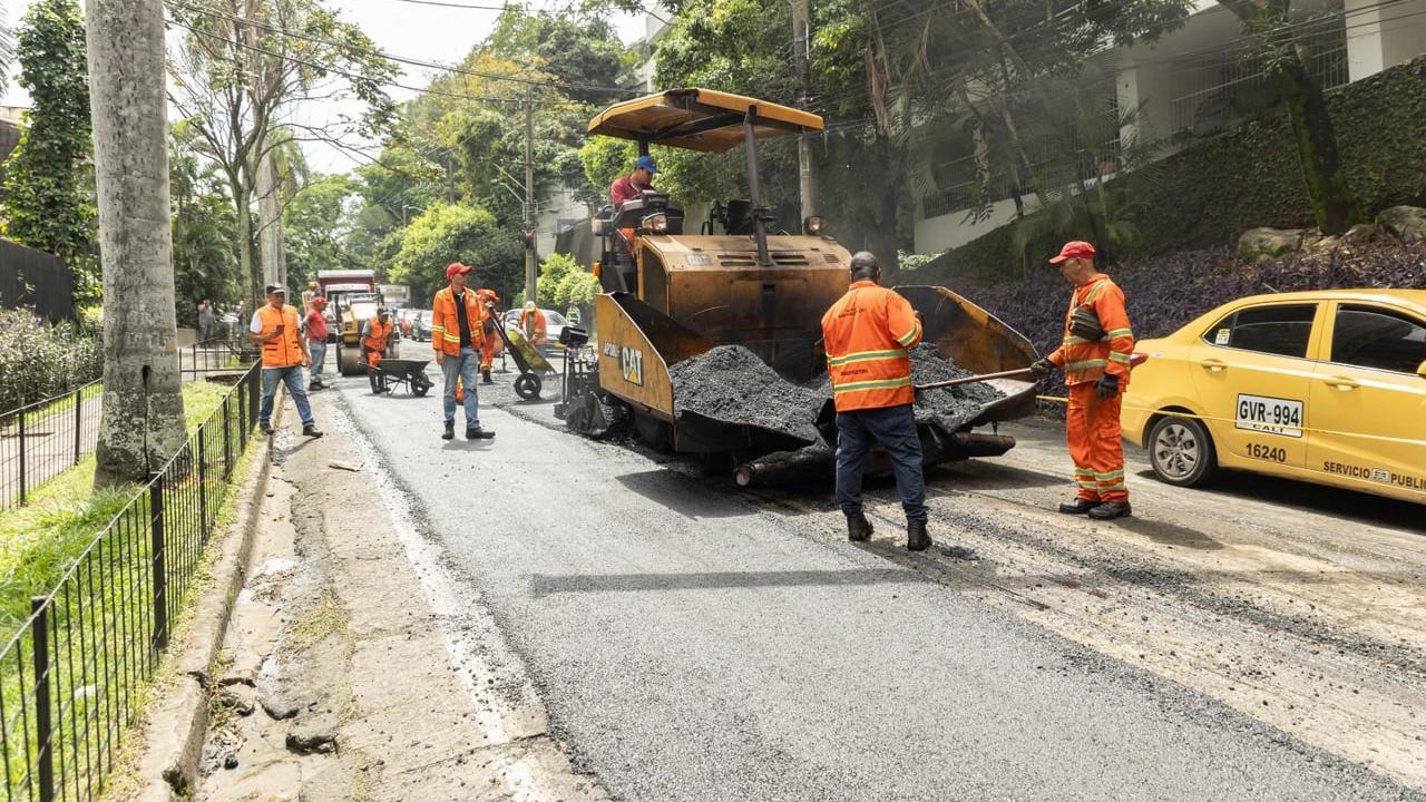 Se está mejorando la carpeta asfáltica en la Comuna 2 de Cali.