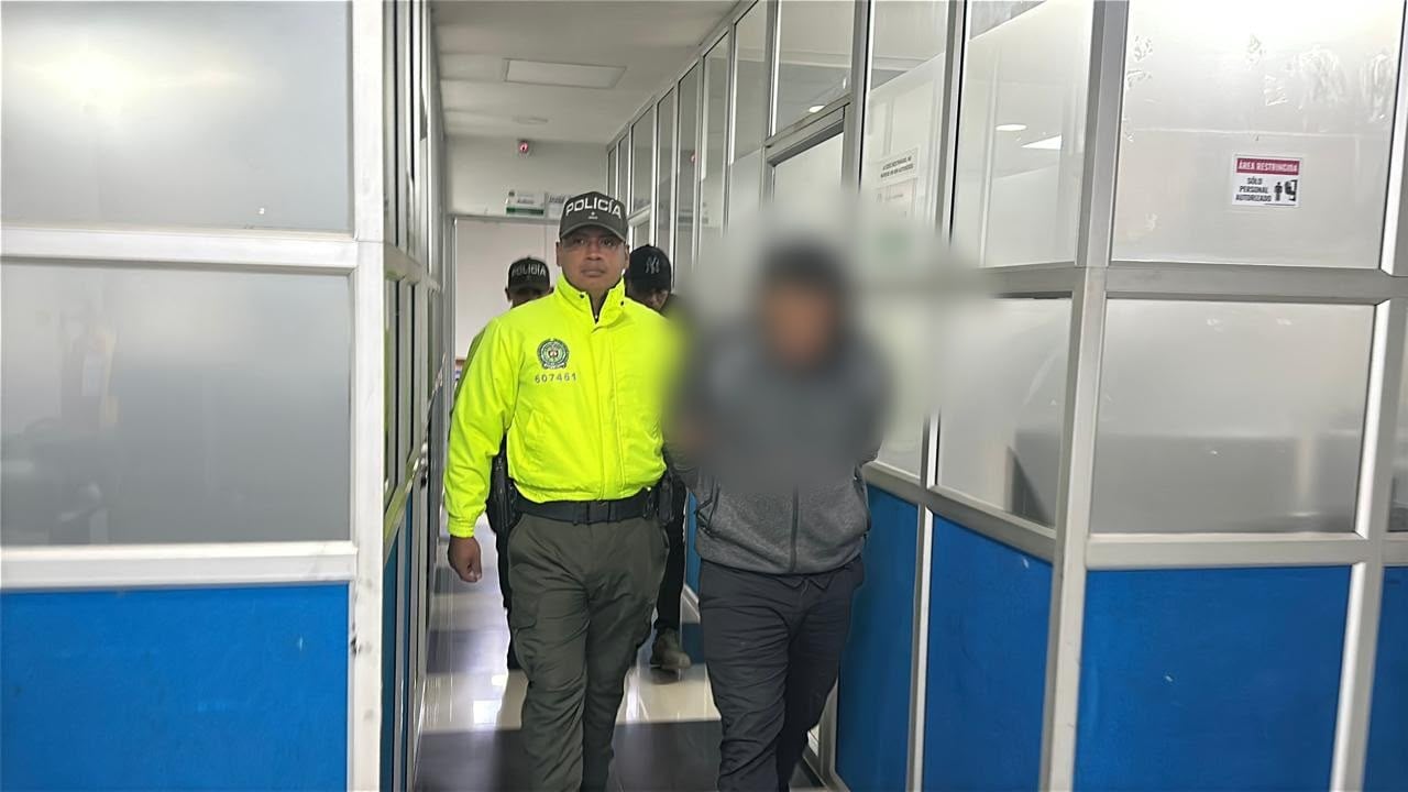 Los dos cilindros de 100 libras acondicionados con sistemas de propulsión y activación, junto a los 23 artefactos explosivos improvisados conocidos como "tatucos", incautados por las autoridades en San Juan de Pasto.