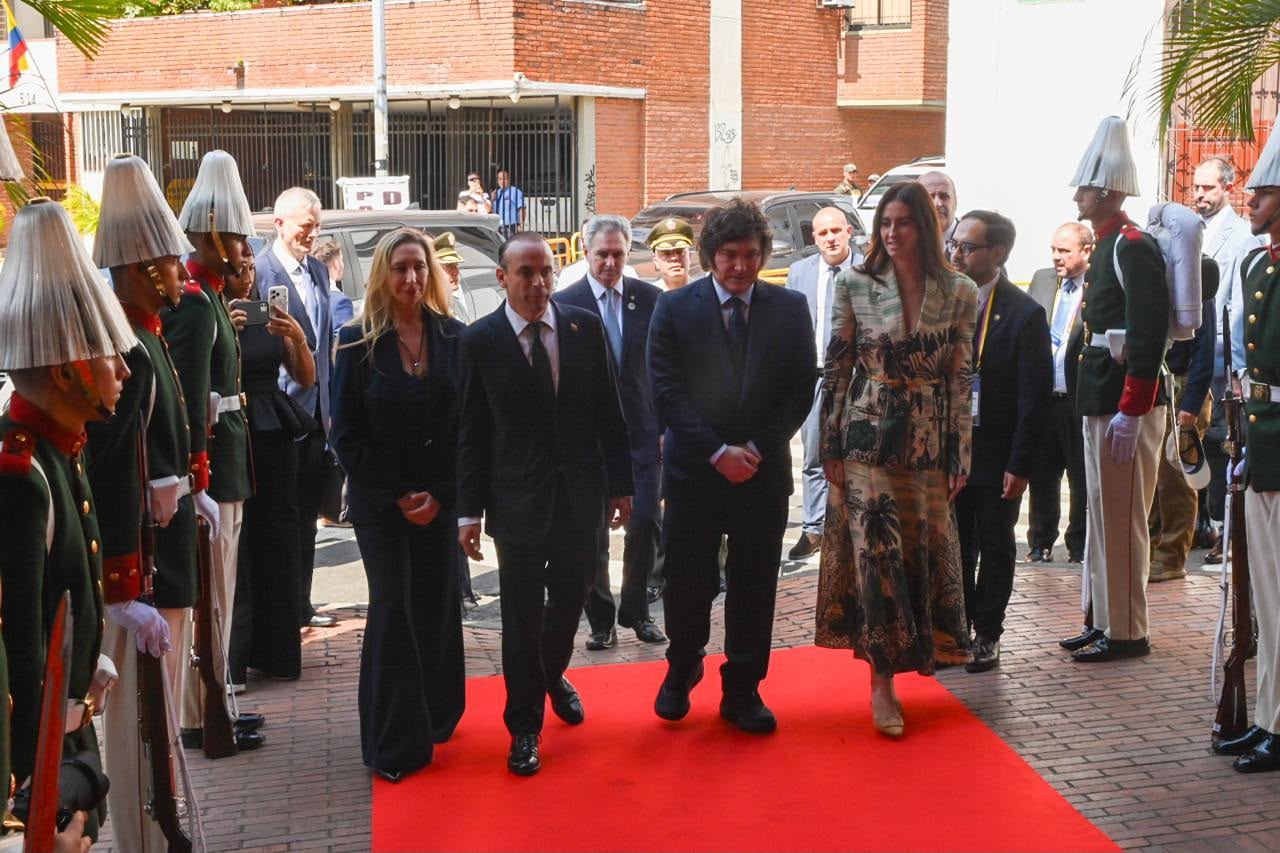El presidente de Argentina, Javier Milei, a su llegada a la sede alterna de la Presidencia de la República en Cali.