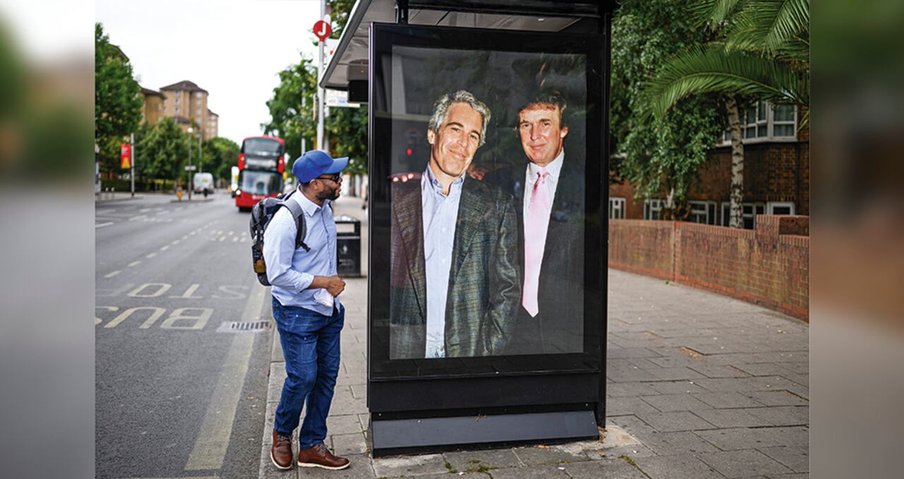 Valla de protesta contra Donald Trump por su relación con Jeffrey Epstein. En la foto se ve al actual mandatario junto al fallecido financiero en una fiesta en Palm Beach en 1997.