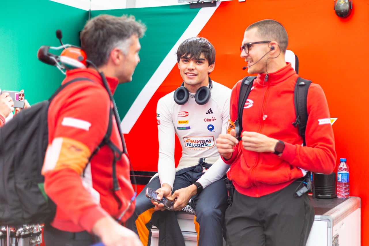 Sebastián Montoya (centro) junto a varios de sus ingenieros de carrera en la Fórmula 2.