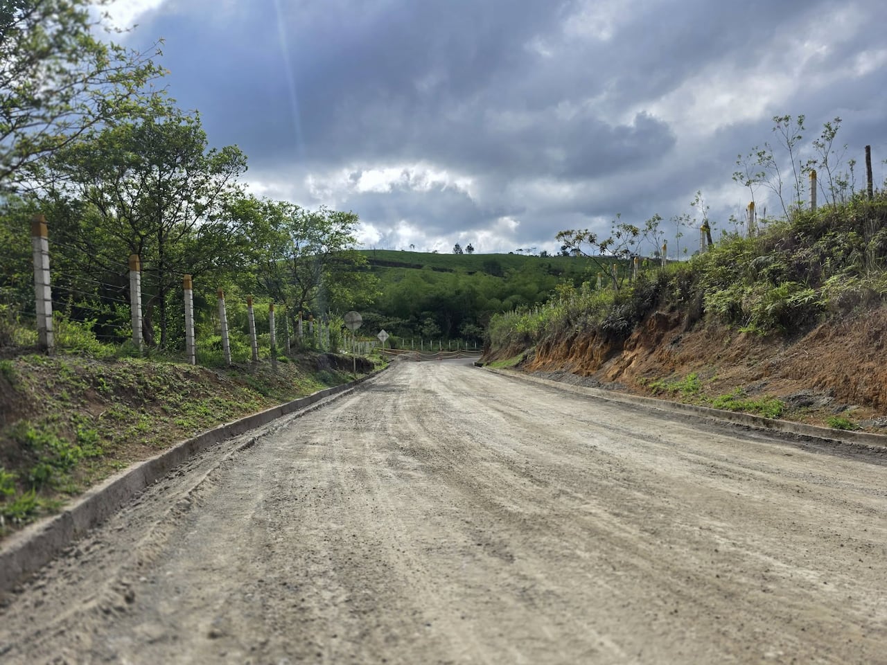 Esta carretera presentaban algunas fallas, de ahí que las autoridades regionales buscan corregirlas con este plan de mantenimiento.