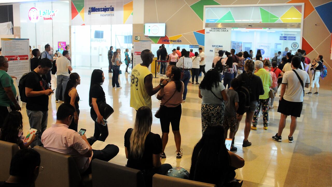 Cali: En los dos últimos días se ha incrementado la presencia de personas diligenciando el Pasaporte en la oficina de pasaporte de la Gobernación del Valle en el CC La Estación. Todo esto debido a la incertidumbre creada por las medidas tomadas por la Cancillería a nivel nacional. foto José L Guzmán. El País. sept 15-23