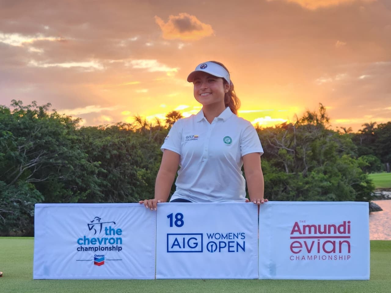 María José Marín, tenista caleña alzando el título del Women’s Amateur Latin America.