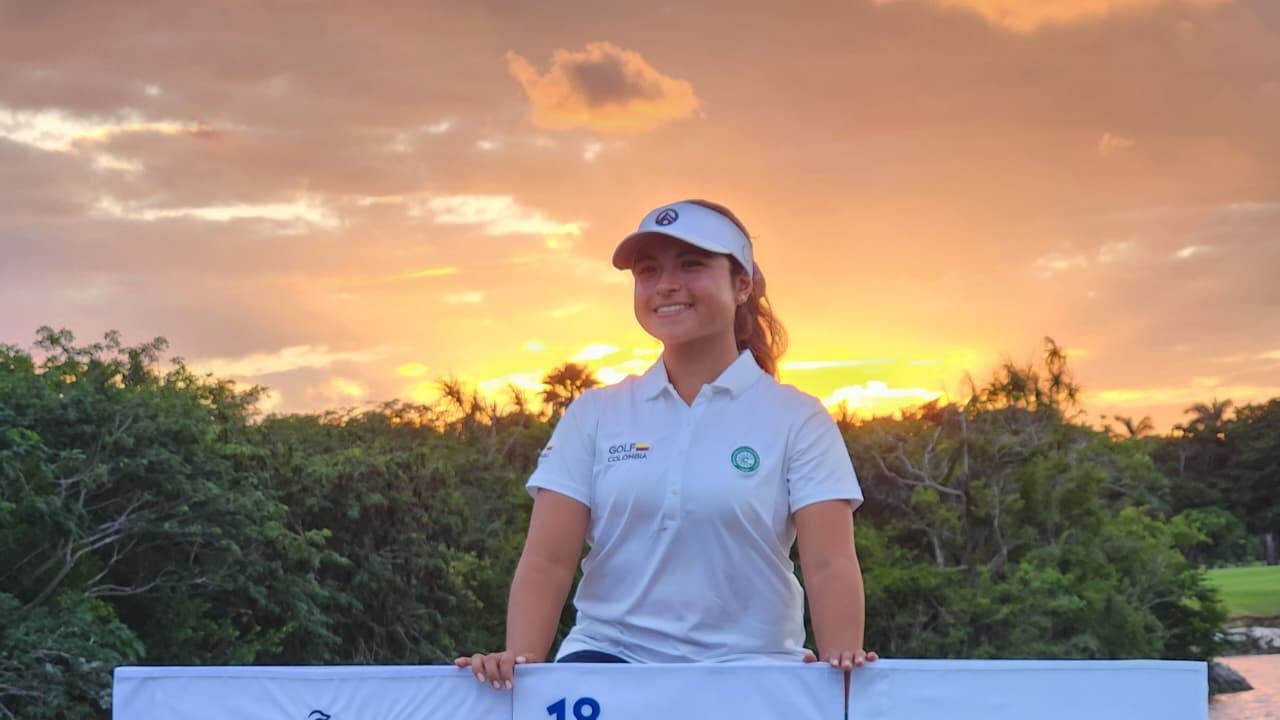 María José Marín, tenista caleña alzando el título del Women’s Amateur Latin America.