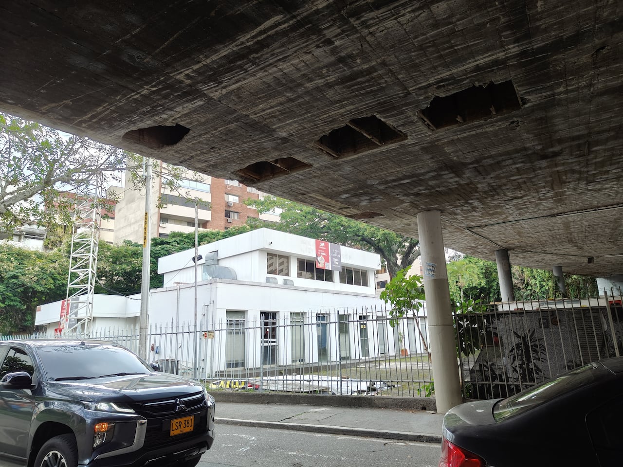 Huecos y desprendimientos visibles en la parte inferior del puente vehicular del norte de Cali despertaron preocupación entre peatones y conductores que transitan diariamente por la zona.