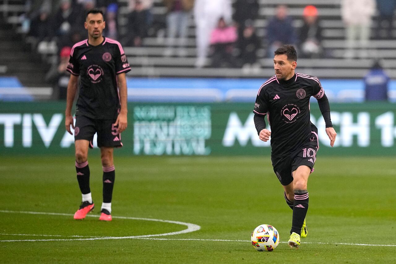 DALLAS, TEXAS – 22 DE ENERO: Lionel Messi #10 del Inter Miami CF controla el balón mientras Sergio Busquets #5 mira durante la primera mitad del partido entre Inter Miami CF y FC Dallas en el Cotton Bowl el 22 de enero de 2024 en Dallas. Texas. Sam Hodde/Getty Images/AFP (Foto de Sam Hodde / GETTY IMAGES NORTEAMÉRICA / Getty Images vía AFP)