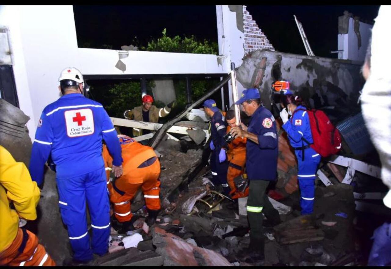 Los organismos de socorro de Valledupar trabajaron hasta altas horas de la noche para rescatar los heridos que dejó el desplome del techo del lugar donde se realizaba la fiesta de un matrimonio en Valledupar.
Foto tomada de X de la Secretaría de Seguridad de Valledupar