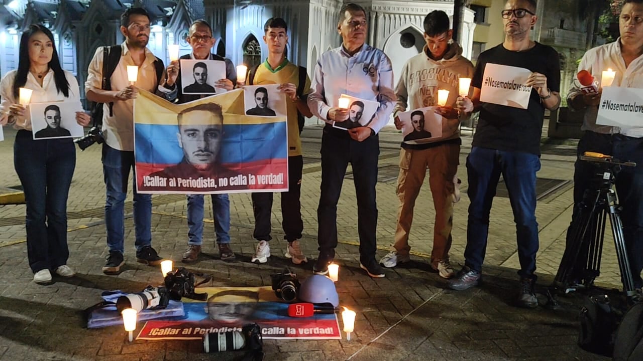 Cali: Reporteros gráficos, camarógrafos y periodistas del Círculo de Reporteros Gráficos del Valle del Cauca, levantaron su voz durante un plantón en el bulevar del río en Cali, en contra del asesinato del periodista Mateo Pérez en Briceños, Antioquia.