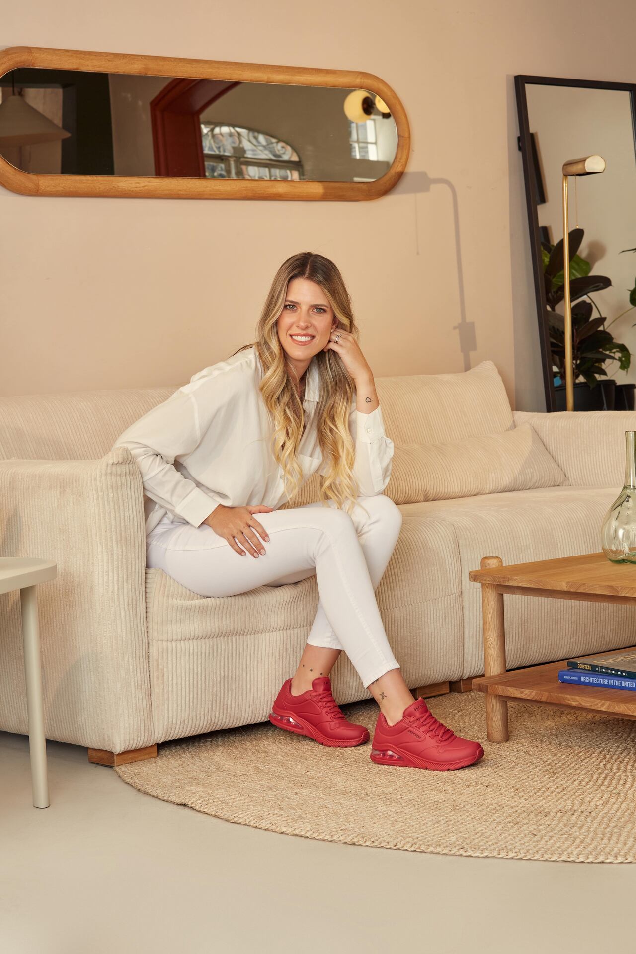 Productora de pasarelas de moda, generadora de contenido, mamá y esposa del actor Sebastián Vega; imagen de Skechers. Se ha encargado de derribar mitos impuestos acerca del rol de madre.