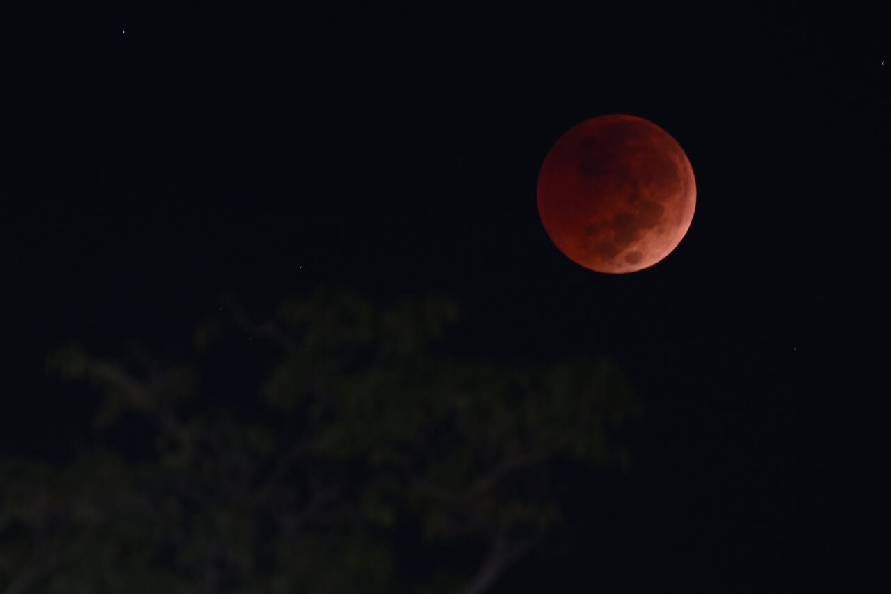El color rojo no se le atribuye a la Luna, sino a la posición de esta con respecto al Sol y a la Tierra.