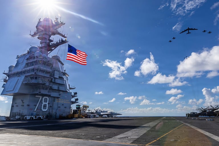 El USS Gerald R. Ford (CVN 78), los F/A-18E/F Super Hornets asignados a los Escuadrones de Caza de Ataque 31, 37, 87 y 213 del Ala Aérea Embarcada Ocho, y un B-52 Stratofortress de la Fuerza Aérea de los Estados Unidos operan como una fuerza conjunta multidominio, el 13 de noviembre de 2025