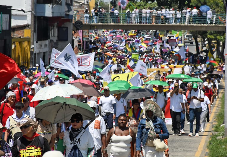 Cali: En completa calma, pero no tan concurridas como en anteriores ocasiones, se llevó a cabo la marcha durante el primer día del Paro Nacional convocado para los días 28 y 29 de Mayo. Foto José L Guzmán