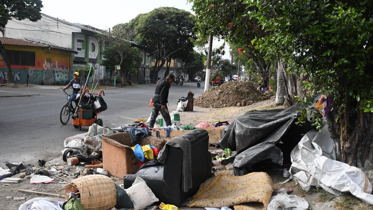Cali: Galería Santa Elena entre la falta de cultura ciudadana ( basura, desechos alimenticios, trancones), invasión al espacio público y una exótica gama de colores. Foto José L Guzmán