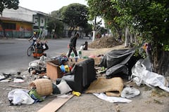 Cali: Galería Santa Elena entre la falta de cultura ciudadana ( basura, desechos alimenticios, trancones), invasión al espacio público y una exótica gama de colores. Foto José L Guzmán