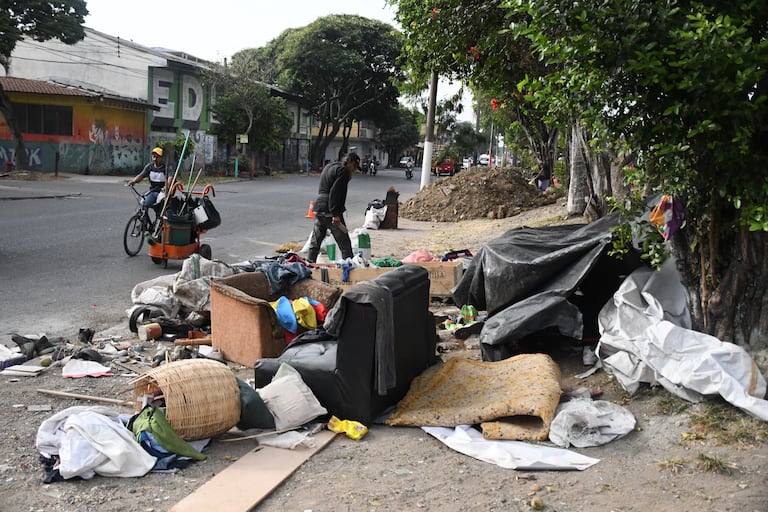 Cali: Galería Santa Elena entre la falta de cultura ciudadana ( basura, desechos alimenticios, trancones), invasión al espacio público y una exótica gama de colores. Foto José L Guzmán