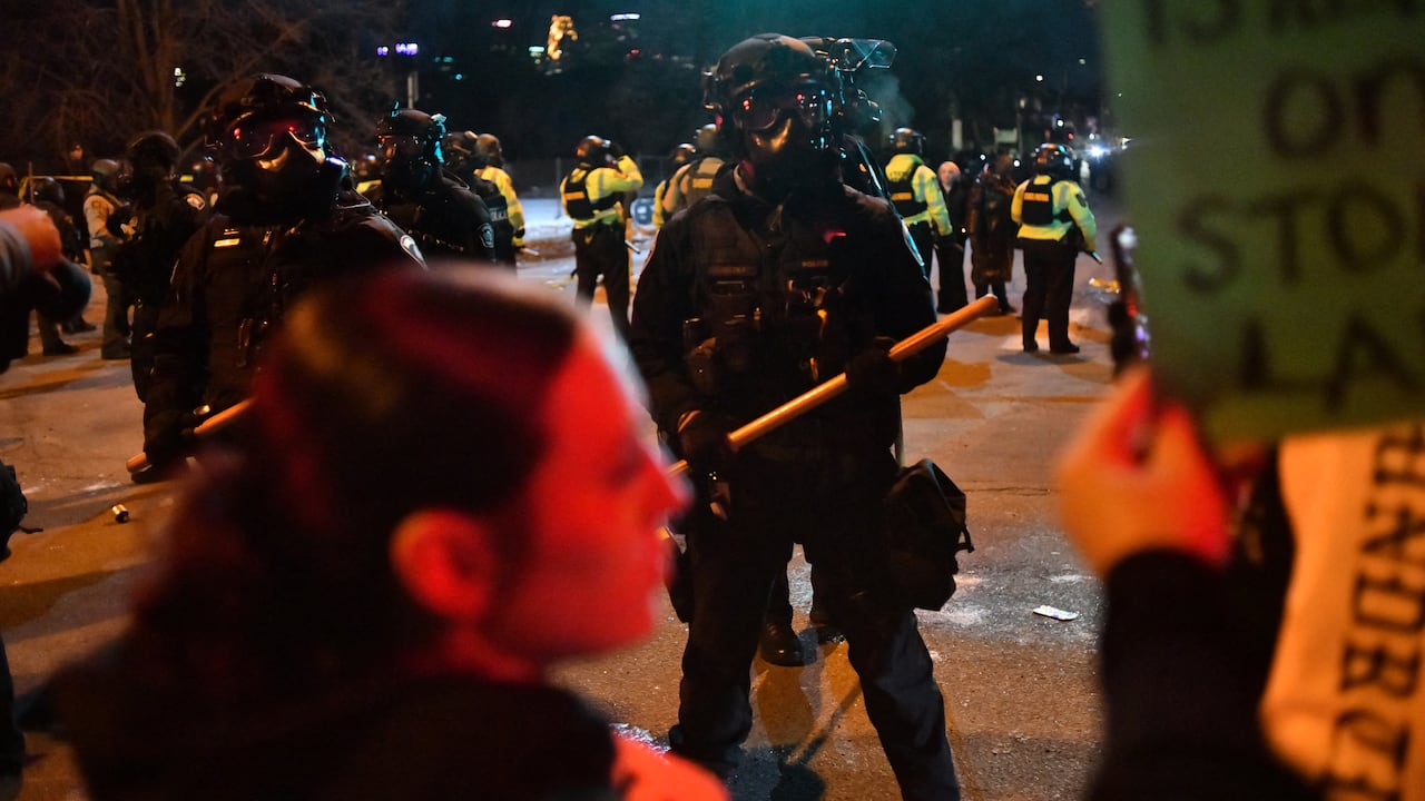 Agentes federales y policías antidisturbios se enfrentan a manifestantes tras situación presentada entre de un venezolano a manos de un agente del Servicio de Inmigración y Control de Aduanas (ICE) en Minneapolis