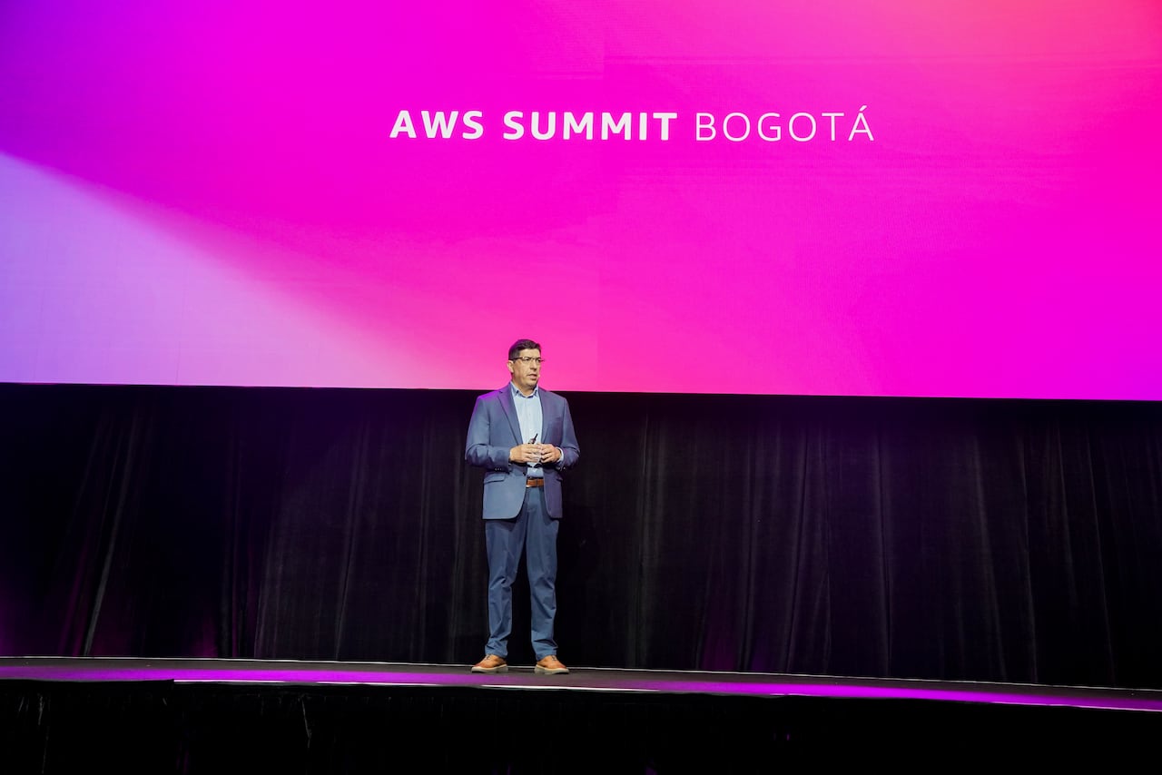 El experto recomendó fortalecer las habilidades humanas, como el liderazgo y la inteligencia emocional, al mismo ritmo que se adoptan herramientas de inteligencia artificial. Foto: Especial para El País / Amazon Web Services.