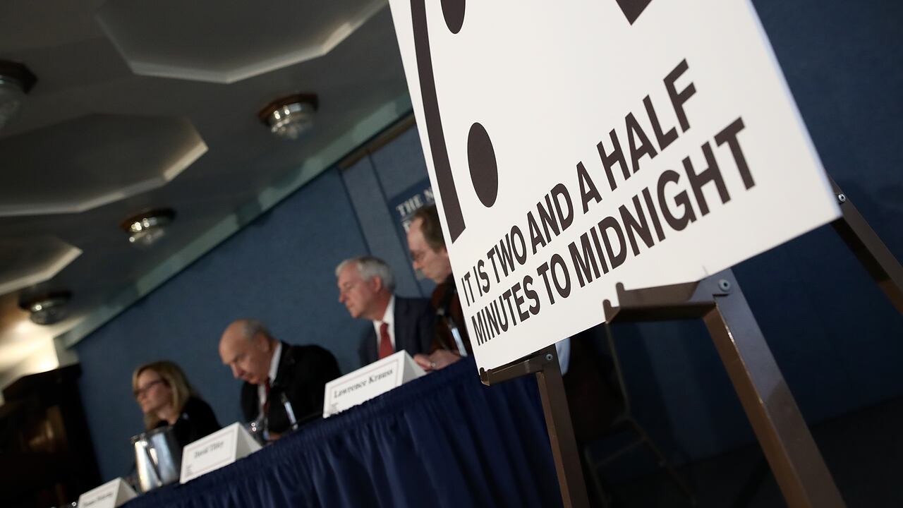 Miembros del Boletín de Científicos Atómicos pronuncian comentarios sobre la hora de 2017 para el "Reloj del Juicio Final" el 26 de enero de 2017 en Washington, DC. Por primera vez en los 70 años de historia del Reloj del Juicio Final, el Boletín de Científicos Atómicos adelantó el reloj 30 segundos, hasta dos minutos y medio antes de la medianoche, citando declaraciones "poco meditadas" del presidente de Estados Unidos, Donald Trump, sobre las armas nucleares. y el cambio climático, los acontecimientos en Rusia, Corea del Norte, India y Pakistán.