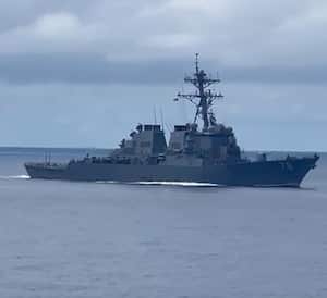 Destructores de EE. UU. escoltaron al portaaviones George Washington en Colombia.