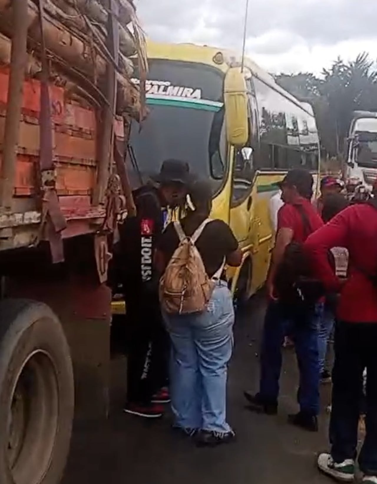 El vehículo terminó chocando contra una tractomula cargada con madera. El caso reabre las críticas por la falta de controles sobre el estado mecánico del transporte público.