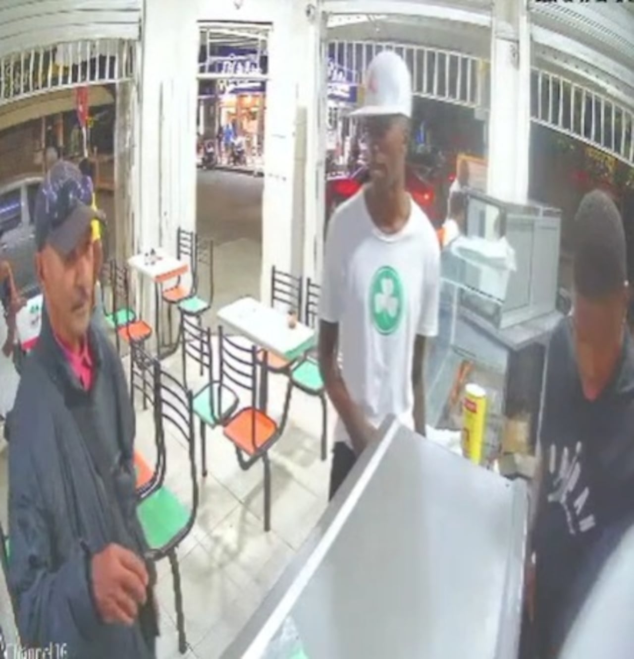 Mientras tanto, el cómplice controló a los clientes dentro del local, generando temor y evitando cualquier reacción. Una señora, cliente, huyó del sitio al percatarse del asalto.