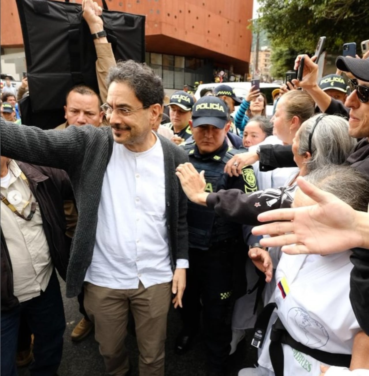 El candidato presidencial Iván Cepeda realizó el cierre de su campaña en un sector de clase media de Bogotá, donde insistió en la necesidad de recuperar el respaldo de ese segmento del electorado