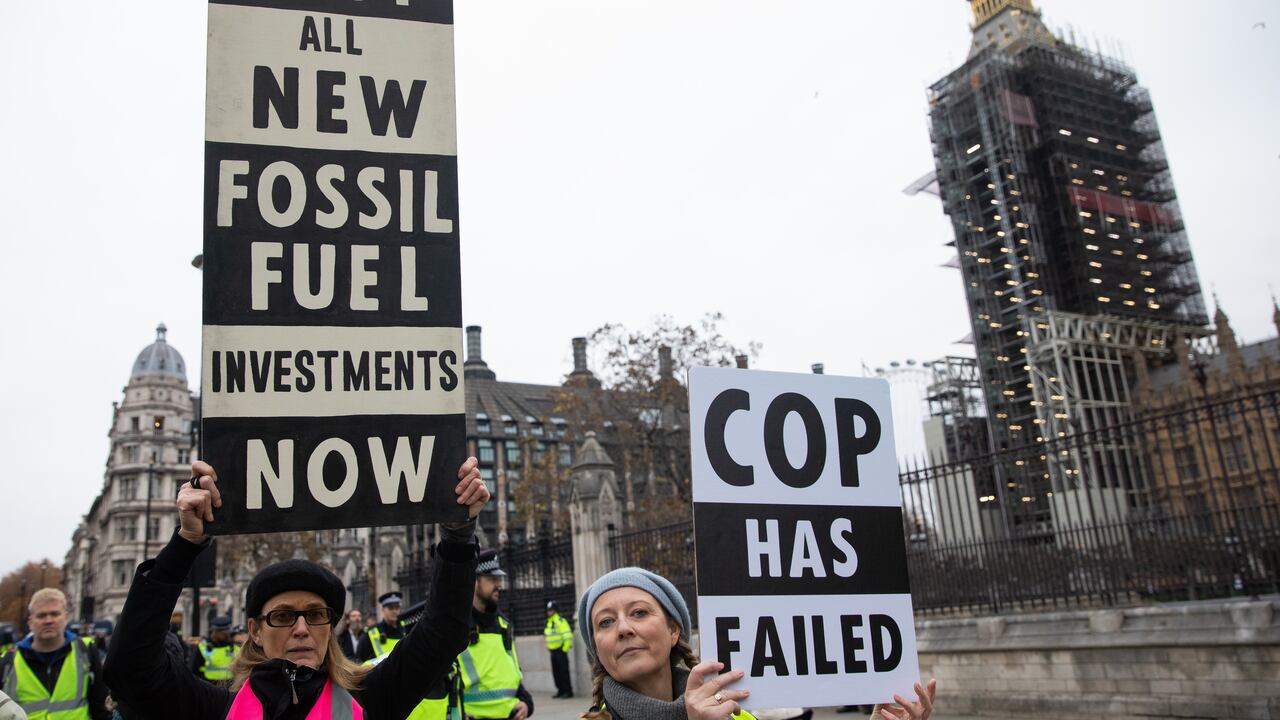 “Dentengan todas las nuevas inversiones en combustibles fósiles ahora” y “COP ha fallado” son dos de los mensajes que se leían en las manifestaciones después de la cumbre de cambio climático realizada en Glasgow que dejó decepcionados a ambientalistas.